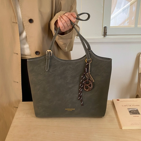 Große Damen Tote Handtasche Retro PU Leder Schultertasche Mit Kontrastnähten Und Dekorativem Anhänger Für Den Täglichen Weg Zur Arbeit