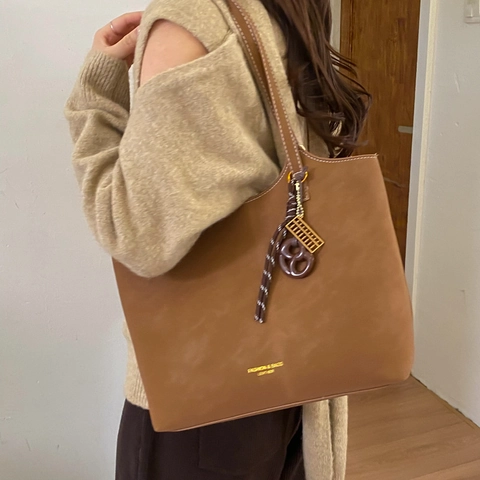 Große Damen Tote Handtasche Retro PU Leder Schultertasche Mit Kontrastnähten Und Dekorativem Anhänger Für Den Täglichen Weg Zur Arbeit
