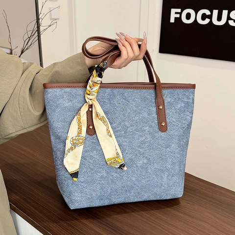 Damen Große Tote Bag PU Leder Schultertasche Mit Dekorativem Satinnschal Niete Minimalistisch Pendler Reise