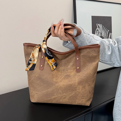 Damen Große Tote Bag PU Leder Schultertasche Mit Dekorativem Satinnschal Niete Minimalistisch Pendler Reise