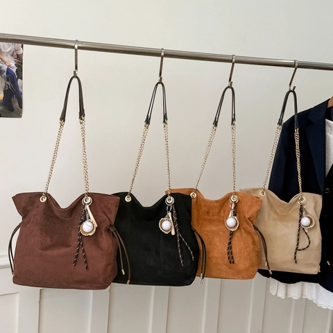 Faux Wildleder Tragetasche Große Kapazität Retro Umhängetasche Mit Kette Und Baseball Anhänger Für Damen