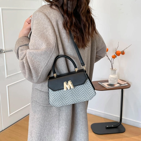 Borsa A Tracolla Da Donna Pelle PU Intrecciata Cuciture Lettera M In Metallo Dorato Colore A Contrasto Borsa Quadrata