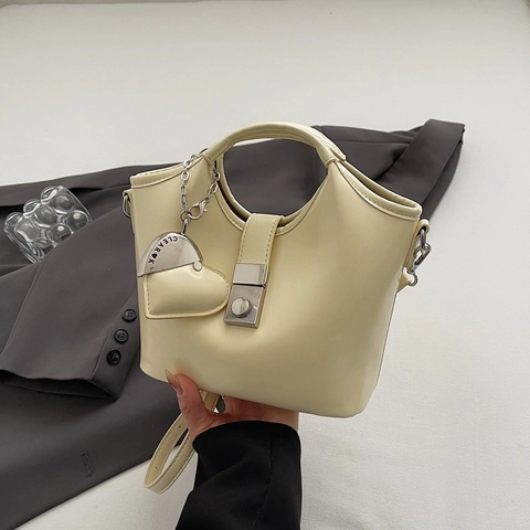 Bolso de Cubo para Mujer de Cuero PU Minimalista y Pochette Bolso de Mano Con Colgante de Corazón Cierre de Metal Bolso Bandolera Diario