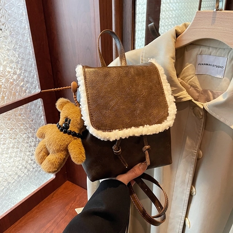 Mini Zaino Donna Pelle PU Retro Bordo Simil-Agnello Coulisse Patta Piccola Borsa Con Ciondolo Orsetto Di Peluche