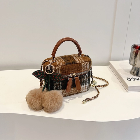 Vintage Dames Plaid Wollen Mini Handtas Met Kers Pompon Bedeltje Metalen Ketting Crossbody Tas Bruin Tweed Kleine Box Tas