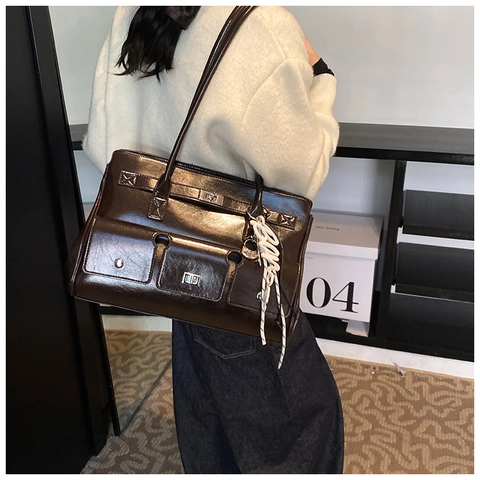 Sac À Épaule Vintage En Cuir PU Brillant Pour Femmes Grande Capacité Multi Poches Serrure À Tournant Métallique Sac À Main Rétro