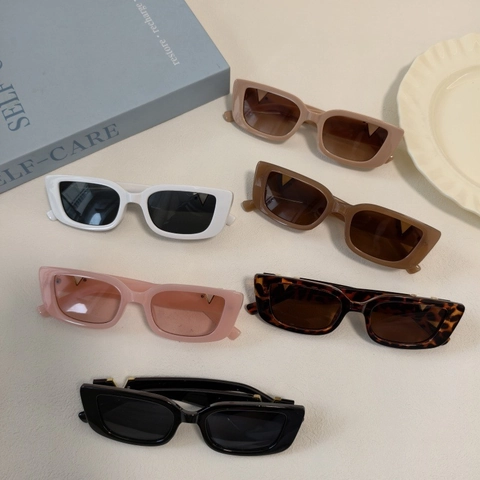Retro Square Sunglasses Vintage UV400 Protection PC Frame Fashion Eyewear For Women Men With V Metal Decor