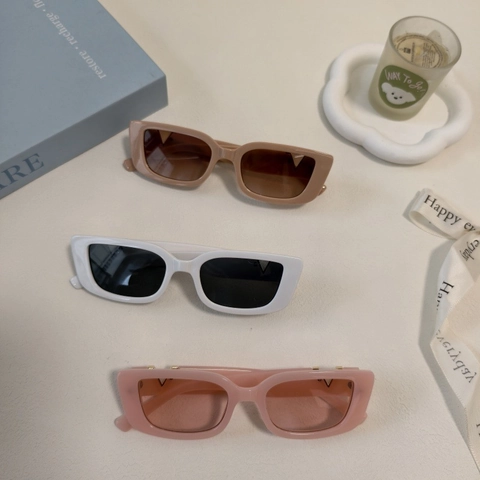 Retro Square Sunglasses Vintage UV400 Protection PC Frame Fashion Eyewear For Women Men With V Metal Decor