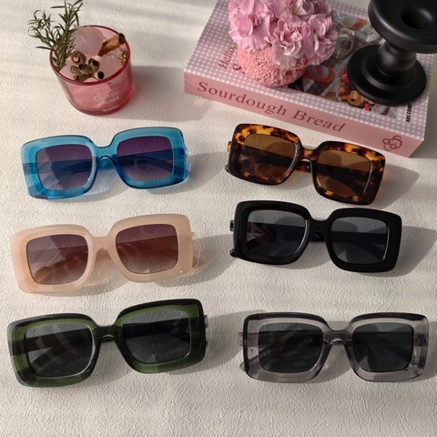 Occhiali Da Sole Quadrati Retro Montatura In Resina Lenti PC Protezione UV400 Spiaggia Moda Vintage Colore Gelatina Unisex