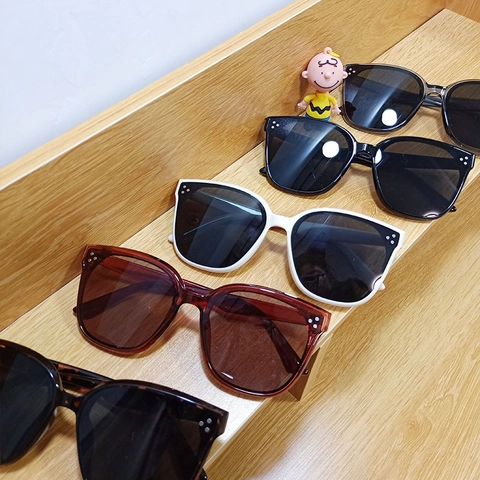 Gafas De Sol Cuadradas Grandes Montura PC Lentes Resina Protección UV400 Decoración Remaches Metal Moda Hombres Mujeres
