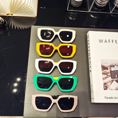 Fashion Large Square Sunglasses Vintage Oversized PC Frame UV400 Protection Trendy Eyewear For Women Men