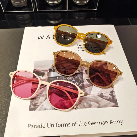 Retro Small Frame Irregular Rivet Sunglasses Women UV400 Protection Resin Frame Fashion Outdoor Travel Eyewear