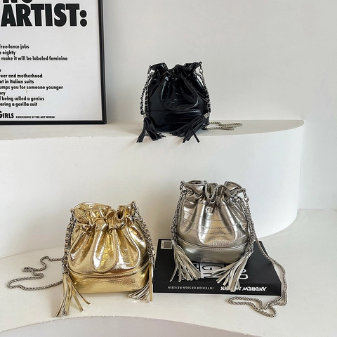 Borsa a Secchiello con Nappine Plissettata da Donna in Pelle PU Metallizzata Tracolla Catena Minimalista Oro Argento Nero