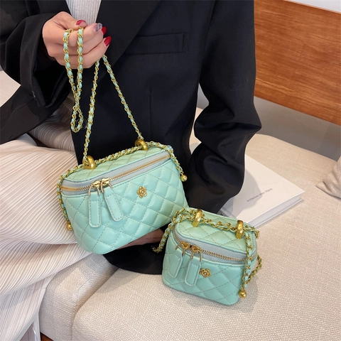 Bolso de Mano Acolchado para Mujer Mini Estuche de Maquillaje Cadena Bolso de Hombro Cuero PU Decoración Flor de Camelia Cuadrado