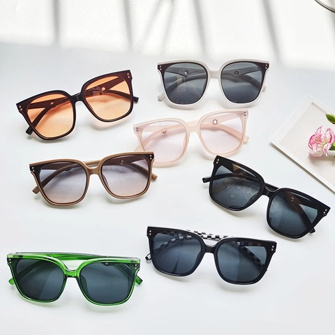 Square Big Frame Sunglasses UV400 Protection Plastic Trendy Retro Sun Glasses With Rivets Decoration For Women Men