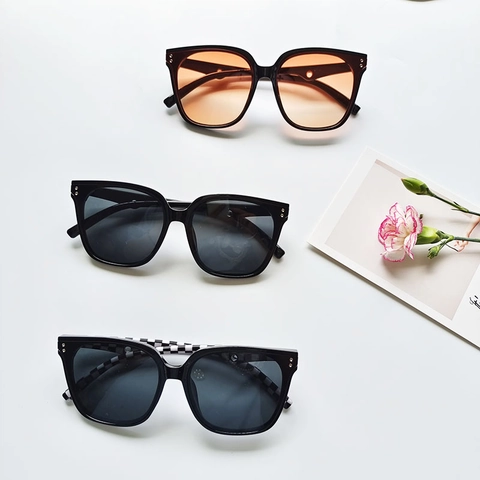 Square Big Frame Sunglasses UV400 Protection Plastic Trendy Retro Sun Glasses With Rivets Decoration For Women Men