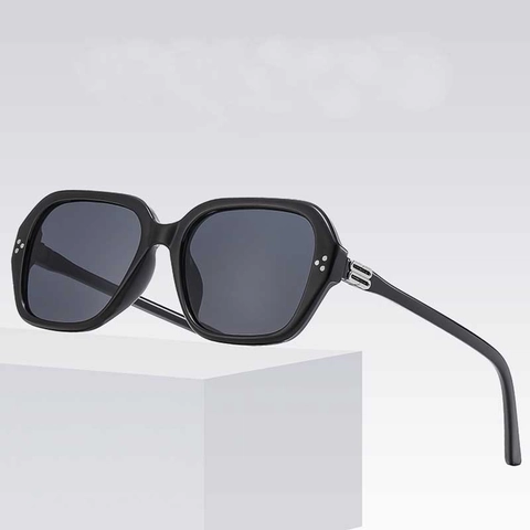 Retro Square Sunglasses Men Women UV400 Protection Vintage Oversized PC Eyewear With Metal Rivets Decoration