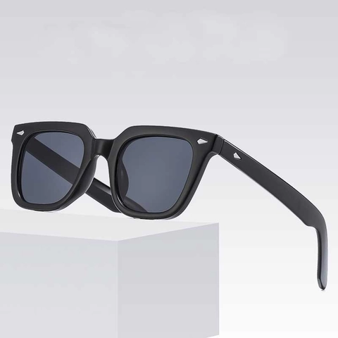 Square Retro Sunglasses UV400 Protection PC Frame Resin Lens Fashion Eyewear For Men Women With Silver Rivets