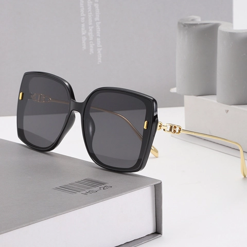 Fashion Square Oversized Sunglasses Plastic Metal Frame UV400 Protection Trendy Retro Eyewear For Women Outdoor Travel