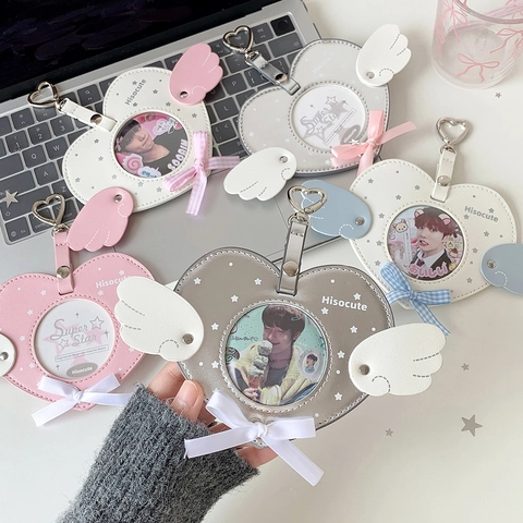 Hartvormige PU Leren Fotokaarthouder Met Engelenvleugels Strik Sleutelhanger Hanger Voor Idol Fotokaarten Opslag Vrouwen Meisjes
