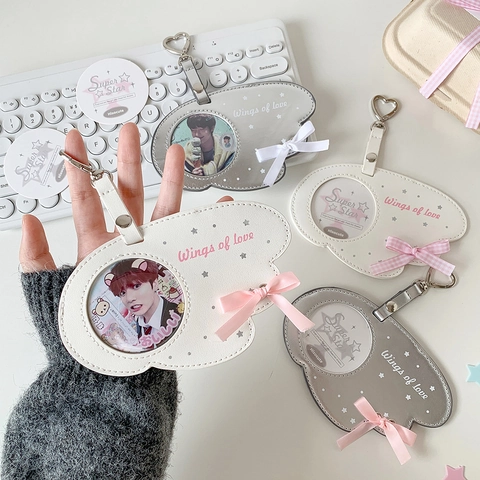 Flügel Geformter PU Leder Fotokartenhalter Schlüsselanhänger Mit Herzschnalle Und Schleife Kawaii Idol Foto Aufbewahrung Tasche