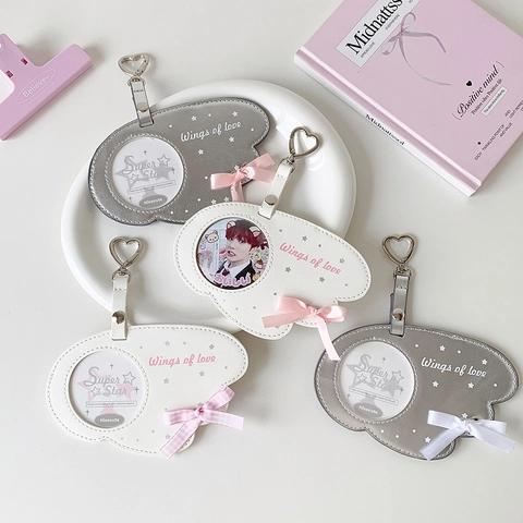Flügel Geformter PU Leder Fotokartenhalter Schlüsselanhänger Mit Herzschnalle Und Schleife Kawaii Idol Foto Aufbewahrung Tasche