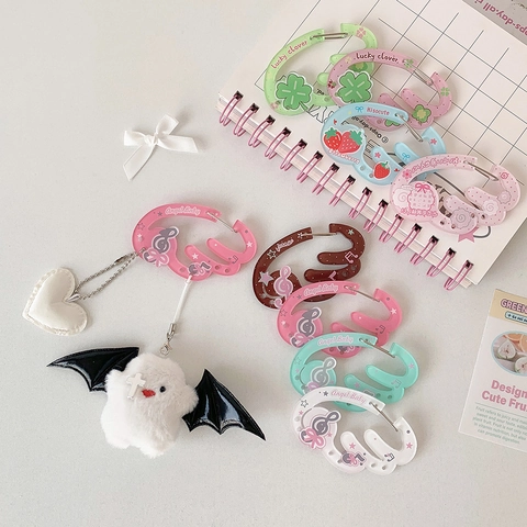 Kawaii Acryl Karabiner Schlüsselanhänger Engel Flügel Herz Erdbeere Kleeblatt Muster Rucksack Dekoration Haken Für Damen Mädchen Student Geschenk