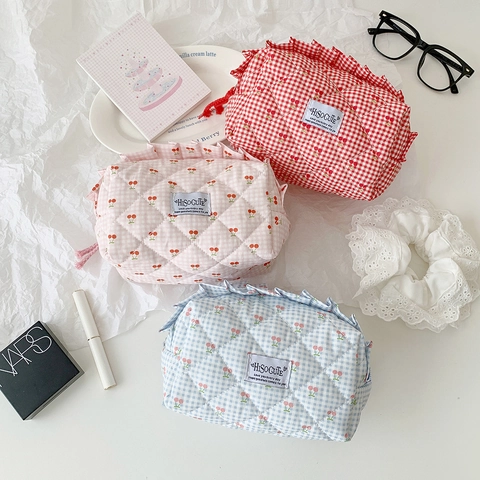 Süße Gesteppte Baumwoll Kosmetiktasche Mit Kirschmuster Und Rüschen Gingham Karo Kulturbeutel Reise Make-up Organizer Für Damen Mädchen