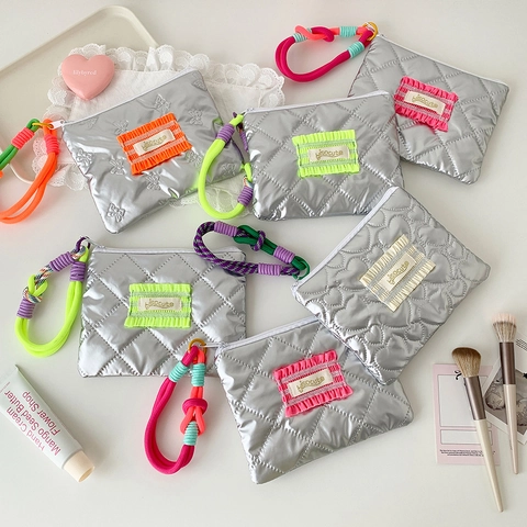 Zilveren Gewatteerde Make-Up Tas Hartpatroon Cosmetische Tas Met Kleurrijke Gevlochten Touwhandgreep Voor Dames Reizen