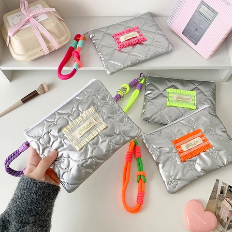 Zilveren Gewatteerde Make-Up Tas Hartpatroon Cosmetische Tas Met Kleurrijke Gevlochten Touwhandgreep Voor Dames Reizen