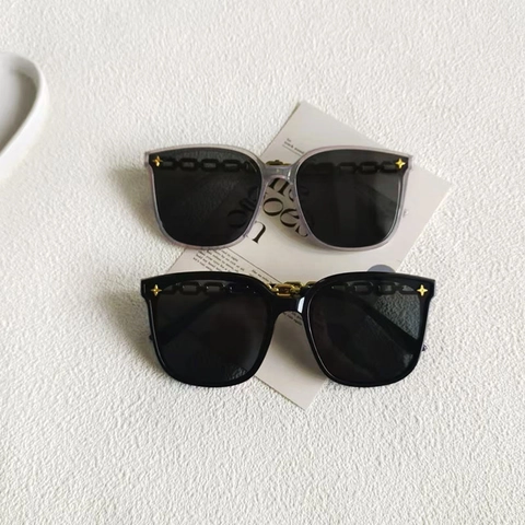 Women Oversized Square Sunglasses With Star Rivets UV400 Protection Retro Chain Temple Fashion Travel Driving Eyewear