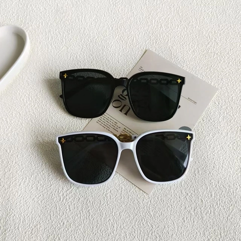 Women Oversized Square Sunglasses With Star Rivets UV400 Protection Retro Chain Temple Fashion Travel Driving Eyewear