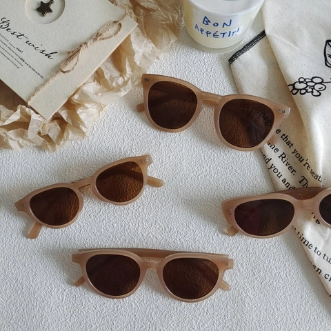 Occhiali Da Sole Retro Moda Protezione UV400 Montatura PC Lenti AC Colore Tè Al Latte Stile Vintage Per Uomo E Donna
