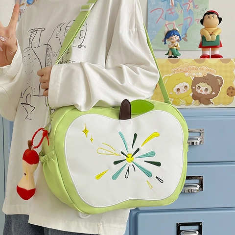 Sac À Bandoulière En Forme De Pomme Nylon Broderie Grande Capacité Sac À Épaule Avec Pendentif En Peluche Style Mori