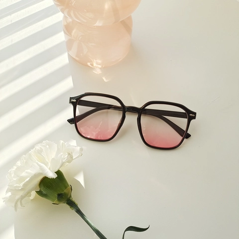 Fashion Square Sunglasses Women UV400 Protection Gradient Pink Lenses Black Resin Frame Retro Oversized Eyewear