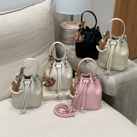 Damen Bucket Bag aus PU Leder mit Lychee Narbung Kordelzug Verstellbarer Umhängeriemen Schaukelpferd Anhänger Handtasche