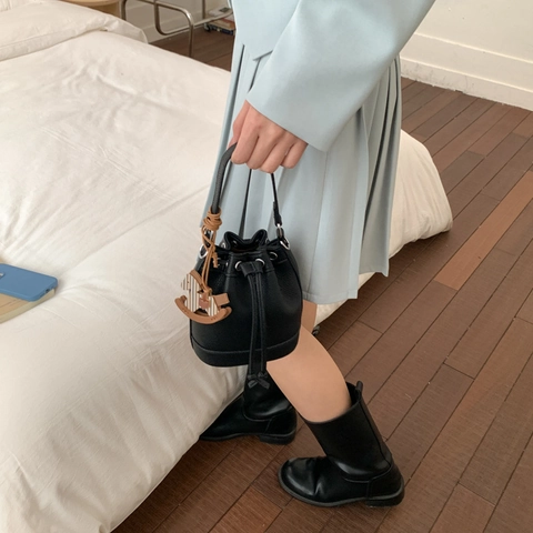 Damen Bucket Bag aus PU Leder mit Lychee Narbung Kordelzug Verstellbarer Umhängeriemen Schaukelpferd Anhänger Handtasche