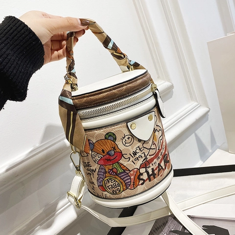Damen PU Leder Zylinder Beuteltasche Cartoon Bär Graffiti Druck Mit Satinnschal Griff Umhängetasche Handtasche Street Trendy