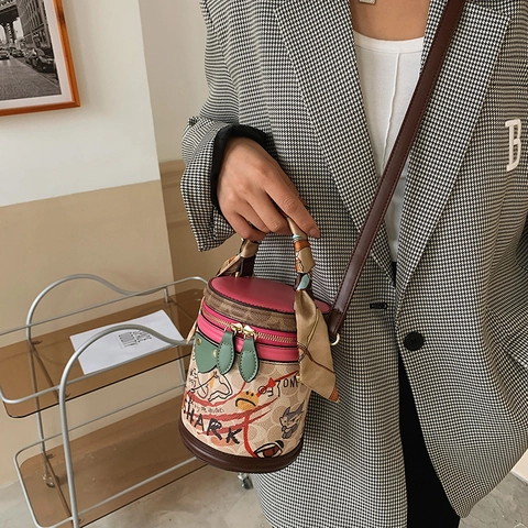 Damen PU Leder Zylinder Beuteltasche Cartoon Bär Graffiti Druck Mit Satinnschal Griff Umhängetasche Handtasche Street Trendy