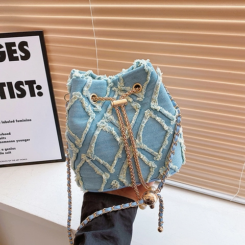 Borsa A Secchiello Da Donna Denim Sfilacciato Rombi Trapuntati Coulisse Moda Nicchia Catena Dorata Decorazione Künstliche Perle Estate