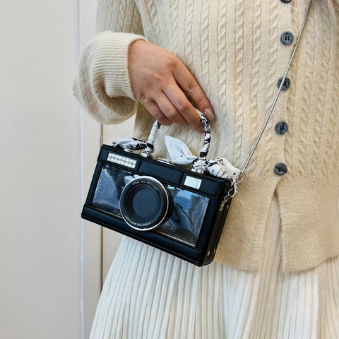 Sac à Épaule Créatif en Forme d'Appareil Photo pour Femme en Cuir PU Boîte Transparente Avec Poignée Foulard en Satin et Bandoulière Chaîne