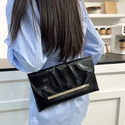 Women Shoulder Bag Wrinkled PU Leather Envelope Clutch Gold Chain Strap Metallic Decor Evening Party Fashion