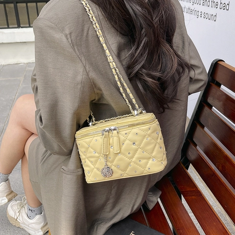 Women Quilted Diamond Crossbody Bag PU Leather Rhinestone Vanity Case With Chain Strap And Metal Rose Pendant Elegant