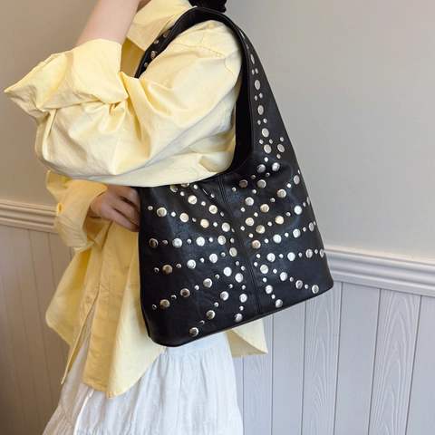 Sac Hobo Femmes Cuir PU Grande Capacité Style Punk Rétro Avec Rivets Métalliques Motif Étoile Sac À Main Épaule