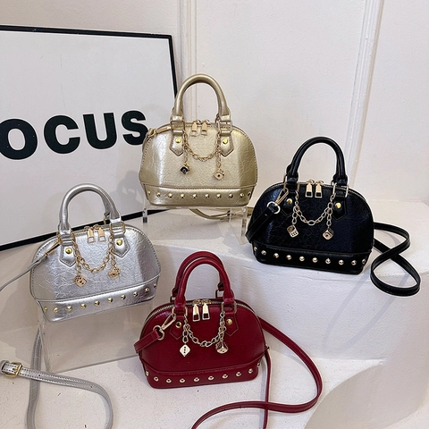 Borsa A Tracolla Mini Shell Da Donna Borsa A Mano In Pelle PU Texturizzata Con Borchie Dorate E Ciondolo A Catena Con Dadi Versatile