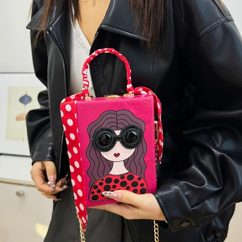 Sac À Main Boîte Cuir PU Impression Fille Lunettes De Soleil Dessin Animé Avec Poignée Foulard En Satin Et Bandoulière Chaîne Métallique Mode Femme