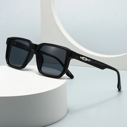 Square Sunglasses UV400 Protection Retro Fashion PC Lens Plastic Frame With Metal Decoration Men Women