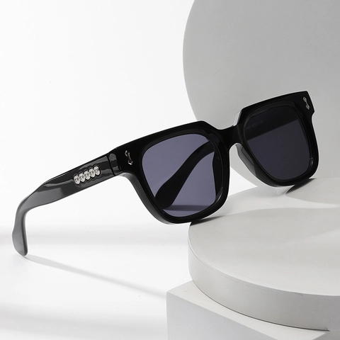 Oversized Square Sunglasses UV400 Protection Plastic Frame Modern Street Style With Metal Rivets Decor For Women