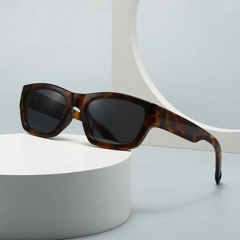 Square Sunglasses Fashion Plastic Frame Retro Large Shades For Men And Women Stylish Outdoor Eyewear UV400 Protection