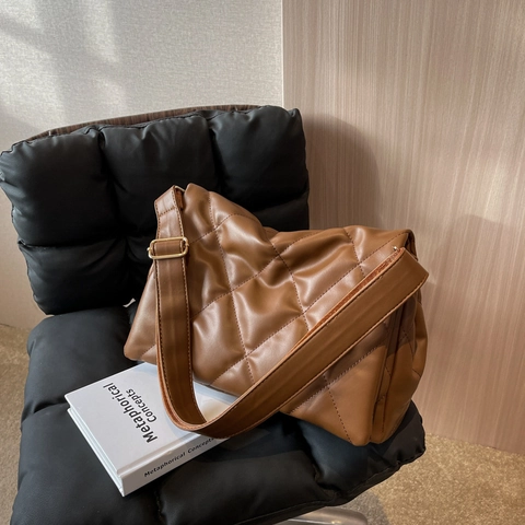 Women PU Leather Quilted Rhombic Crossbody Bag Large Capacity French Retro Commuting Shoulder Bag Adjustable Wide Strap